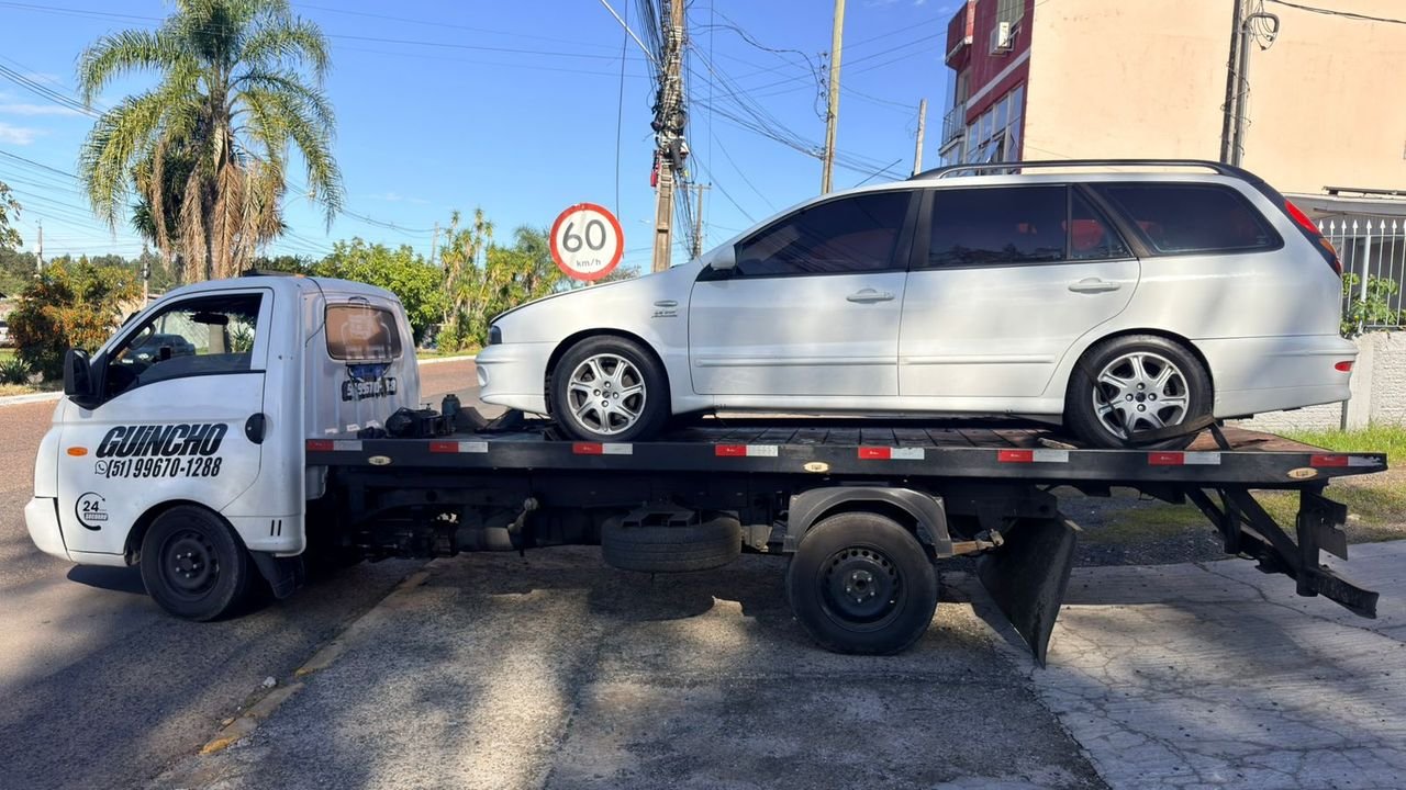 Transporte de veículo de passeio sobre plataforma do guincho